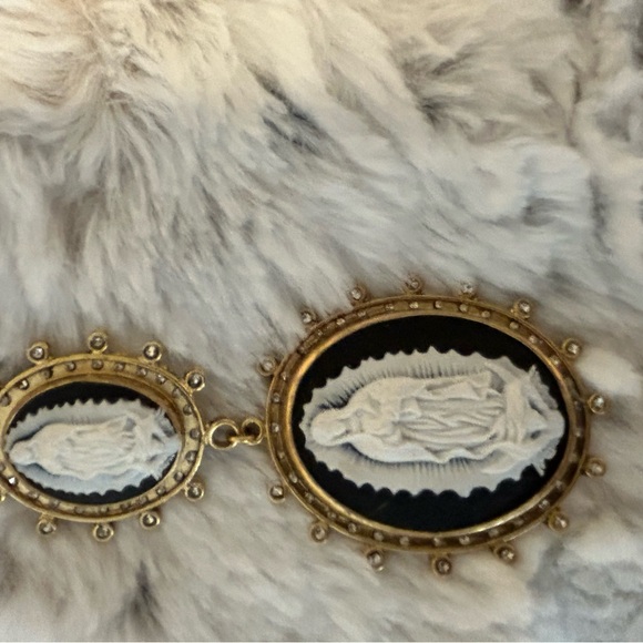 VSA-Virgin Cameo Statement Clip Earrings - Picture 4 of 5